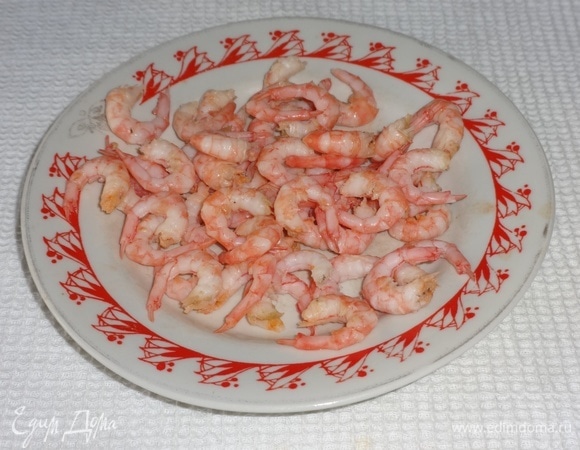 Креветки очистить.