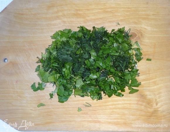 Зелень вымыть, обсушить, мелко нарезать. У меня смесь петрушки, кинзы и укропа.