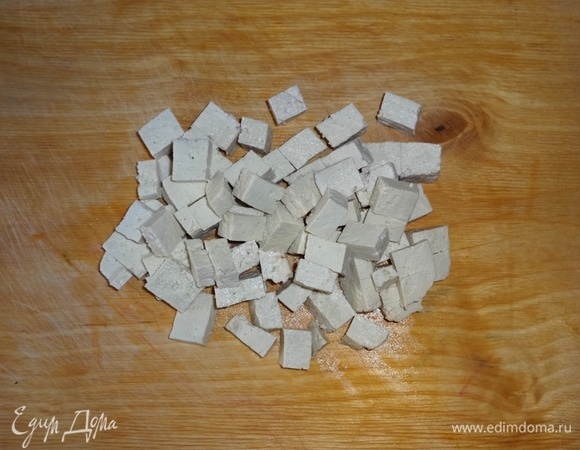 Тофу нарезать небольшими кубиками.