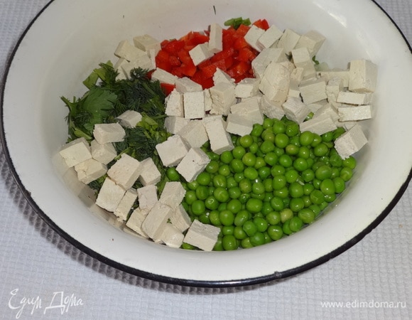 Все подготовленные продукты, кроме креветок, сложить в миску.