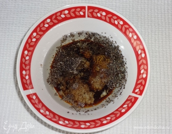 Приготовить заправку. Для этого соединить растительное масло, соевый соус, виноградный уксус, зерновую горчицу, измельченный чеснок, сушеный базилик, сахар, соль, перец, перемешать.