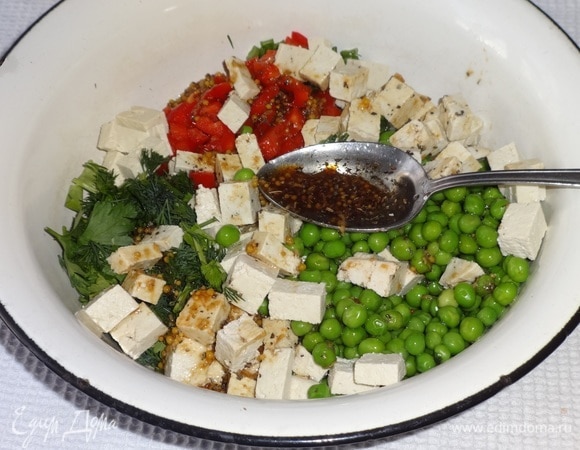 Продукты в миске полить 2/3 заправки, перемешать.