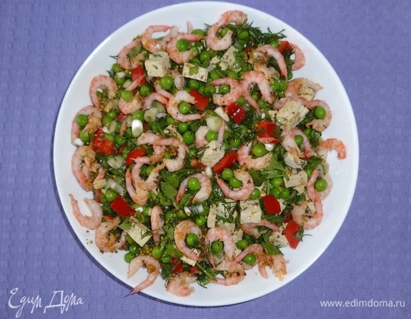 Выложить смесь в салатник, сверху положить креветки. Полить оставшейся заправкой. Подать салат к столу. Угощайтесь! Приятного аппетита!