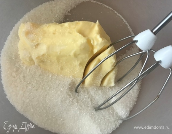 150 г размягченного сливочного масла взбить с 125 г сахара.