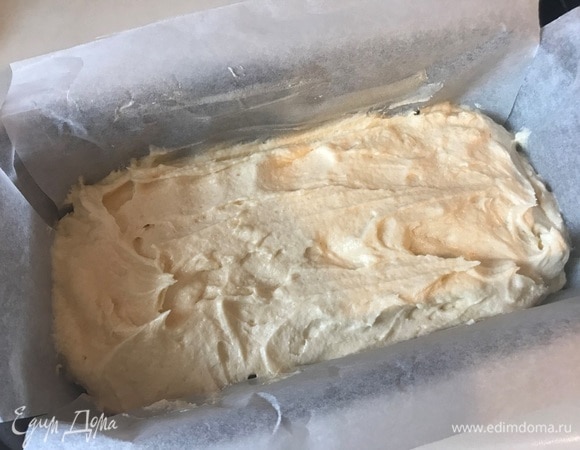 Духовку разогреть до 200°C. Форму для выпечки смазать маслом либо выстелить бумагой для выпечки. Выложить тесто и отправить в духовку на 30 минут.