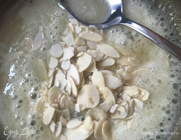 Растопить 50 г сливочного масла, добавить оставшийся сахар и муку (муки я взяла немного меньше, чем в рецепте), молоко и миндальные хлопья. Довести до кипения, осторожно помешивая.