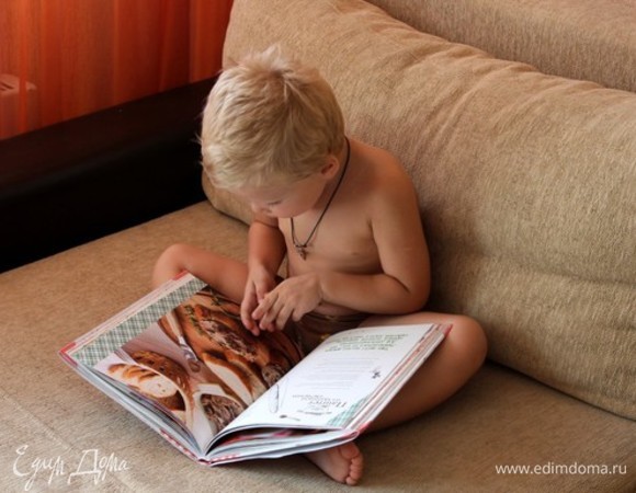 Тихон изучает «Плюшки для Лелика». Фото 2006 года.