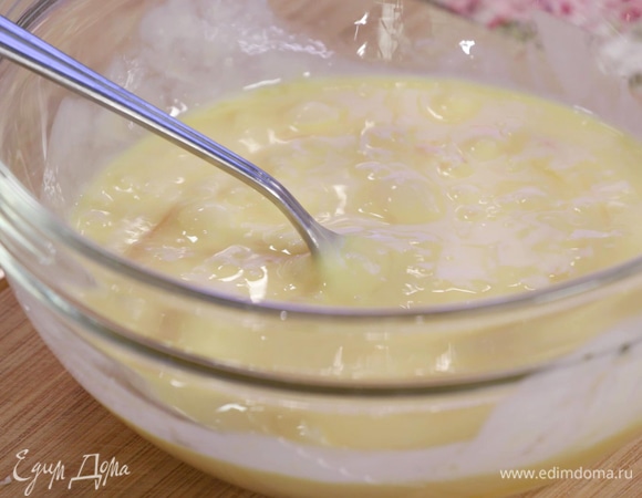 Яйца разбить в миску, посолить, влить сливки и немного взбить вилкой или венчиком до однородности.