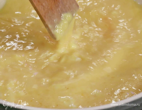 Вылить яично-сливочную смесь на сковороду, разогретую со сливочным маслом. Жарить на среднем огне примерно 2–3 минуты, постоянно помешивая и не давая омлету застыть одним пластом.