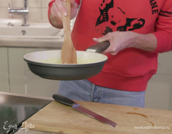 Когда яйца почти полностью схватятся, снять сковороду с огня. Продолжать помешивать массу еще некоторое время.