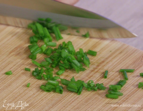 Мелко нашинковать зеленый лук.