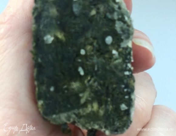 Куриные голени промыть и обсушить салфеткой. Посолить, поперчить, хорошенько обмазать соусом песто (0,5 ст. л. соуса отложить). Оставить мариноваться на пару часов.