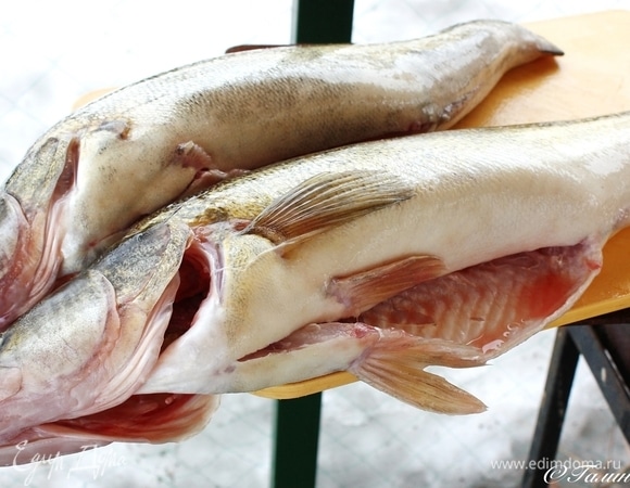 Ничего особого делать с рыбками не надо. Выпотрошить и жабры удалить. И, конечно, промыть хорошо.