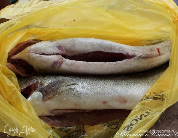 А потом укладываем рыбок просто в пакет. И пакет этот оставить на холоде. Или убрать в холодильник — это у кого какие возможности.