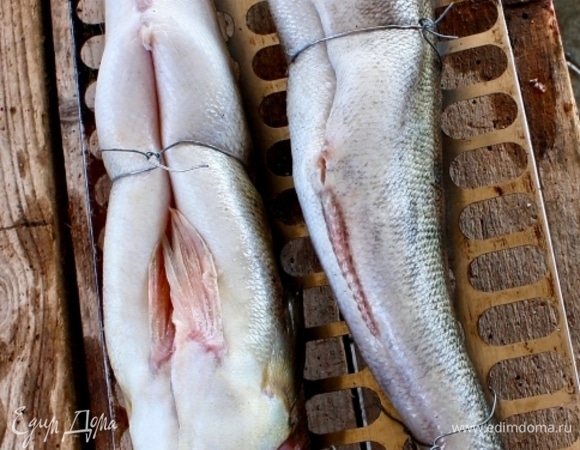 Что бы кто ни говорил, а судак — рыба суховатая для копчения. Поэтому коптить их лучше всего «брюхом кверху». Чтобы сок или жир — это кому как нравится — не вытекал из тушек.