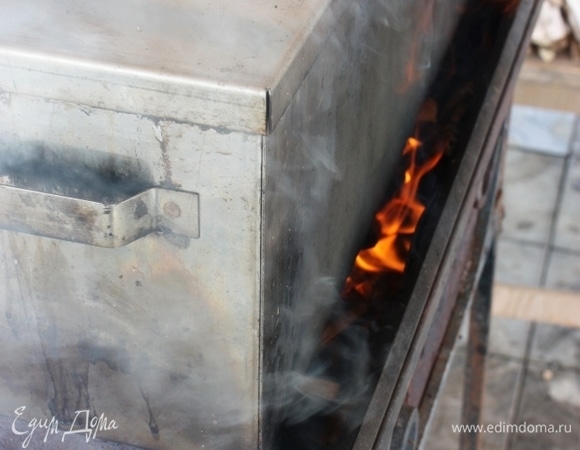 А дальше, как водится, коптильню закрыл и на огонь поставил. Я обычно минут пятнадцать-двадцать держу коптильню на довольно сильном огне. Нам больше нравится, когда рыба получается не просто копченой, а вроде как печено-копченой.