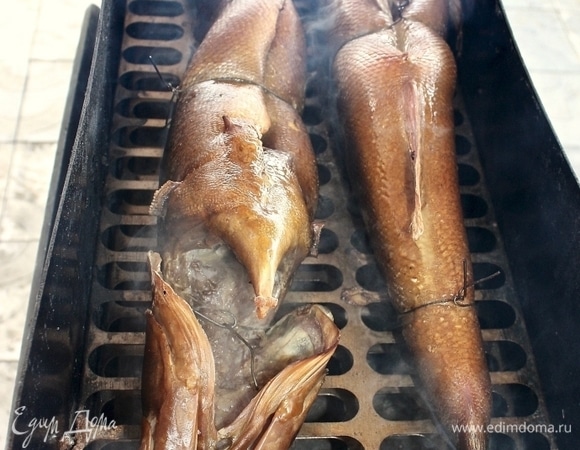 Это рубежный, так сказать, контроль. Через пятнадцать минут после начала процесса, крышку снимаю минуты на две-три. Чтобы влага, что успела накопиться, выветрилась. В общем, даю рыбке немного подышать.