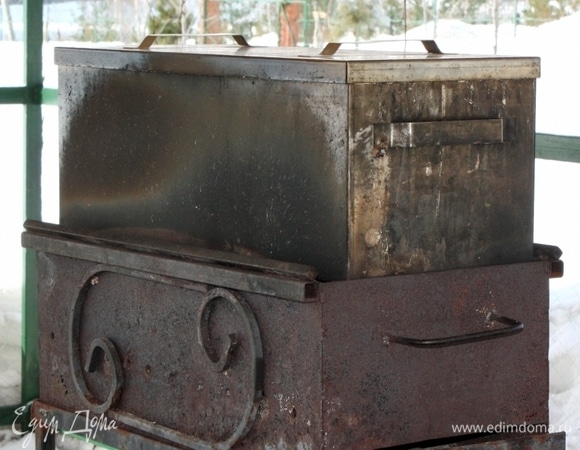 А потом я держал коптильню на угольках еще минут двадцать.