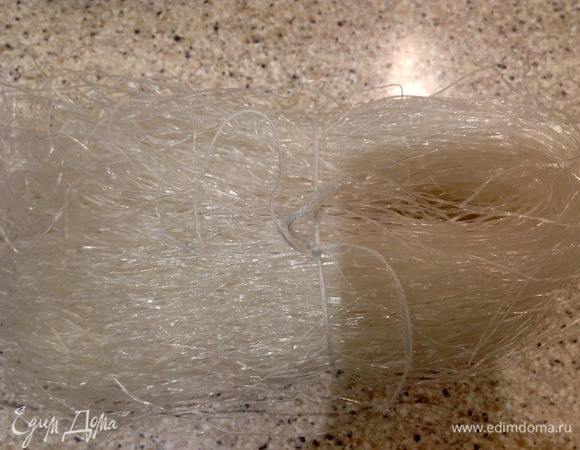 Беру китайскую лапшу. У меня стеклянная, можно взять яичную или любую другую. Вынимаю из пакета, развязываю все ниточки (иногда они незаметны, смотрите внимательно).