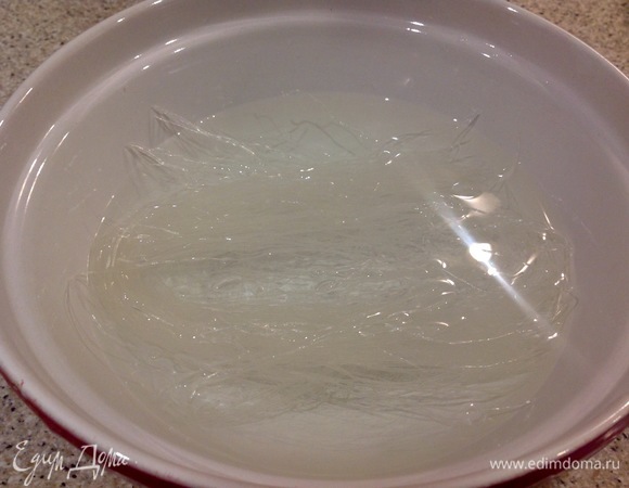 Заливаю холодной водой на 10–15 минут.