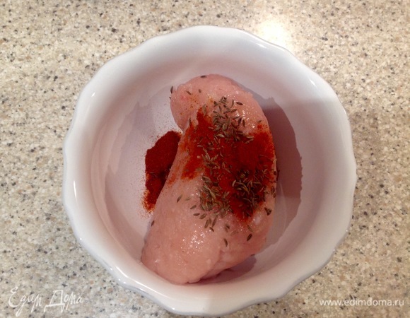 Тем временем готовлю фрикадельки. В филейный куриный фарш добавляю паприку, тмин, соль, хорошо вымешиваю.