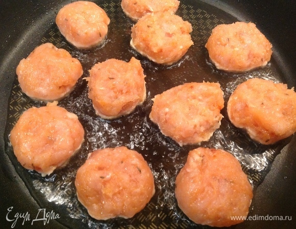 Нагреваю сковородку, жарю фрикадельки на оливковом масле 3–4 минуты.