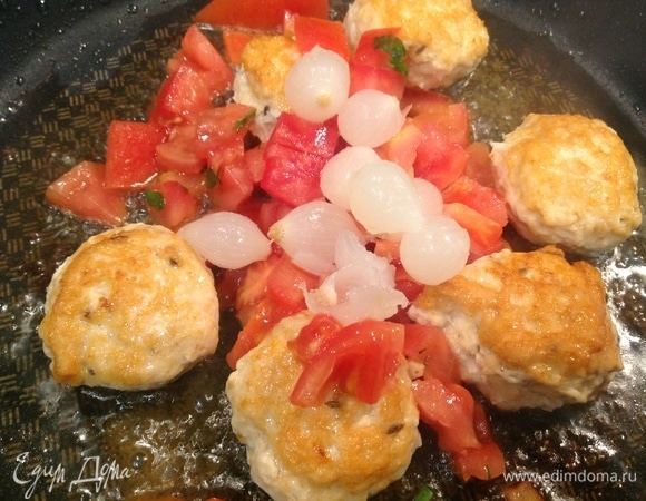 Далее кладу лук, нарезаю чеснок и перец.