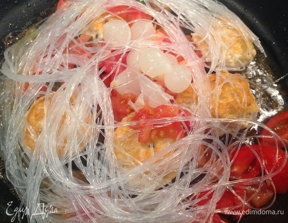 Выкладываю в сковородку лапшу, тушу 5–7 минут. Добавляю сок лайма.