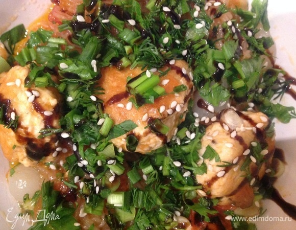 По готовности кладу на тарелку, добавляю петрушку и кунжут.