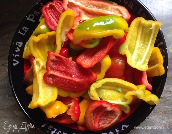 Мою, нарезаю перец, чищу чеснок.