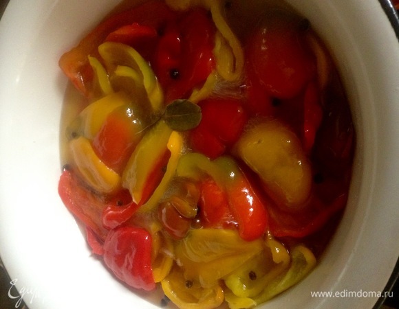 В большую миску наливаю воду, добавляю сахар, соль, масло, уксус, лавровый лист, перец горошком. Когда закипит, кладу перец и чеснок и варю 8–10 минут. Не на большом огне. Когда в воде все смешаете, попробуйте — у каждого вкус индивидуален, возможно, вам будет мало соли или сахара или недостаточно по кислоте уксуса. Главное — не переварить, чтобы перец получился хрустящим.