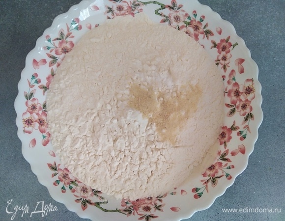 Смешать в миске просеянную муку (у автора мука с отрубями), соду, соль и сушеный чеснок. Соль и чеснок добавила от себя, в рецепте не было.