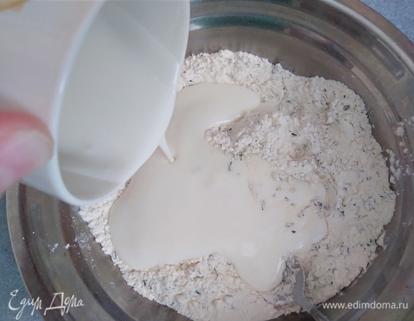 Влить в муку кефир и половину молока. Вымесить все вместе, если слишком плотно, влить оставшееся молоко.