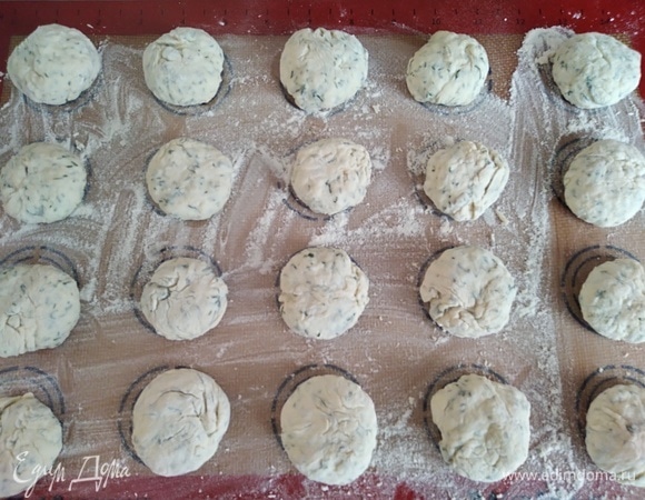 Отщипывая или отрезая кусочки от теста, сформировать шарики. Духовку разогреть до 220°C. Шарики разложить на посыпанный мукой противень.