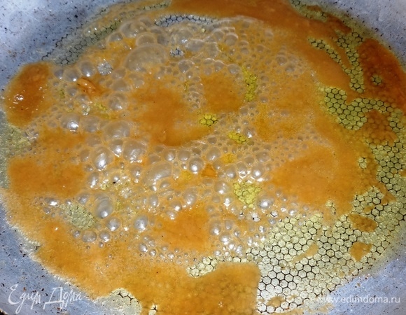 В книге описание начинается с приготовления теста. Я начала с приготовления начинки, так как она по времени готовится дольше. В чугунной сковороде разогреть 50 г сливочного масла, добавить 3 ст. л. сахара и, помешивая, приготовить карамель.