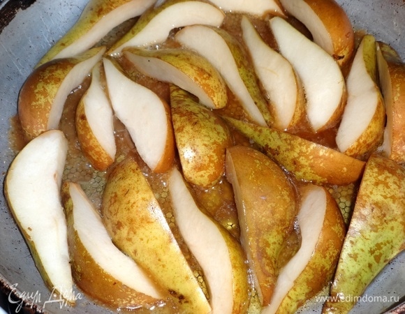 Выложить груши плотным слоем в сковороду.