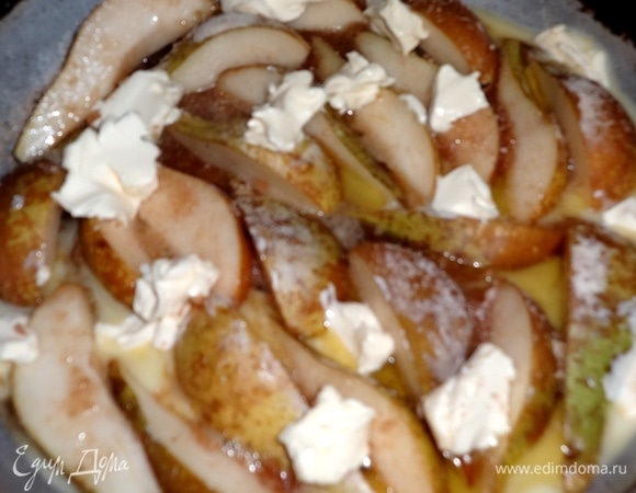 Посыпать груши сахаром, выложить кусочки сливочного масла.