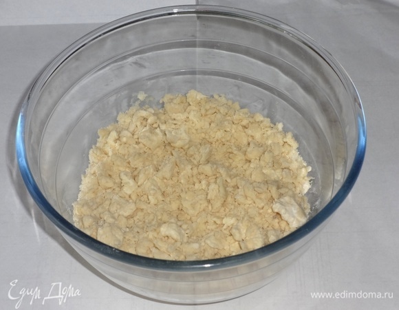 Муку и масло измельчить блендером в крошку.