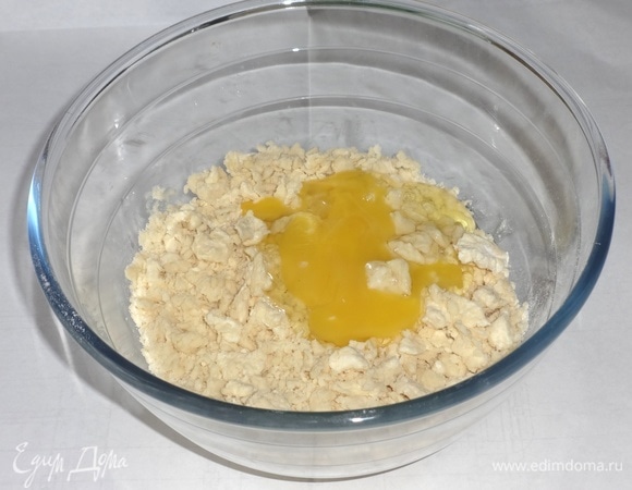 Ввести яйцо, немного взбить.