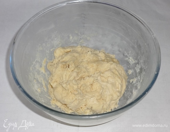 Я порциями всыпала дополнительное количество муки, мне понадобилось еще 100 г муки и еще 1 ст. л. муки для раскатки теста. Возможно, нужно было добавлять меньшее количество воды, но так как я уже воду влила, пришлось добавлять муку.
