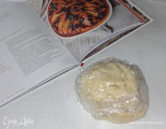 Рабочую поверхность посыпать мукой, сформовать из теста шар, завернуть в пищевую пленку и положить в морозилку на 20–30 минут.