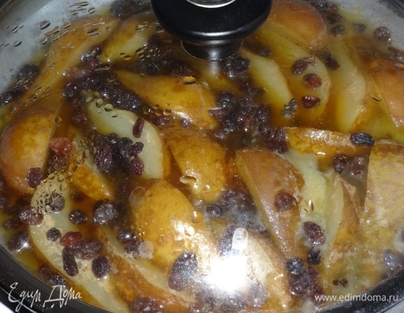 Накрыть сковороду крышкой и дать постоять, чтобы изюм набух.