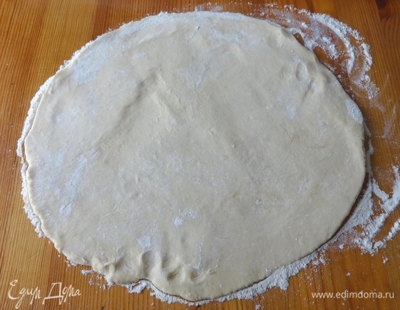 Охлажденное тесто раскатать в пласт толщиной в полсантиметра.