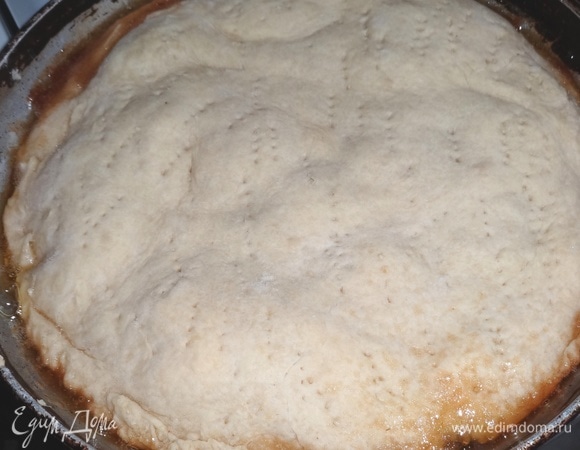 Вынуть сковороду с готовым пирогом из духовки, немного остудить.