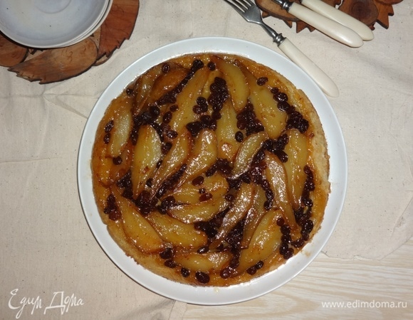 Перевернуть пирог на тарелку.