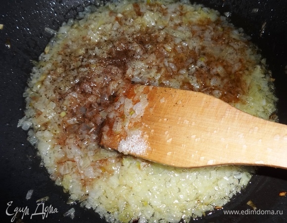 Крышку убрать. Икру посолить и поперчить по вкусу, влить бальзамический уксус и соевый соус, перемешать. Тушить до готовности.