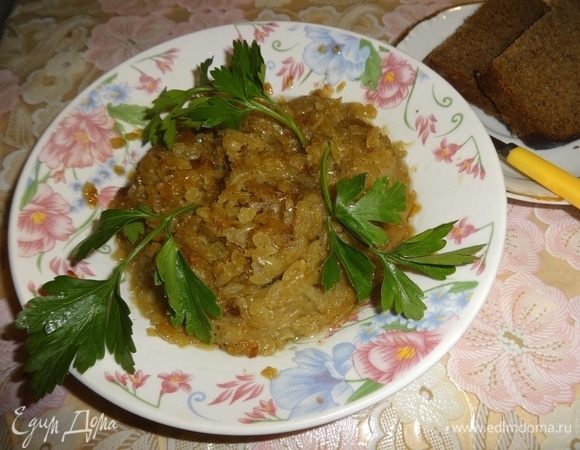 Подавать можно в горячем и в холодном виде. При подаче украсить зеленью.