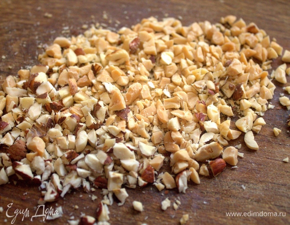 Измельчить орешки.