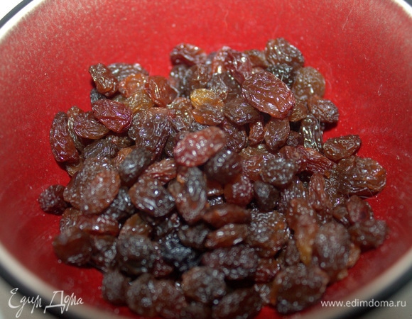 Изюм промыть, обсушить.