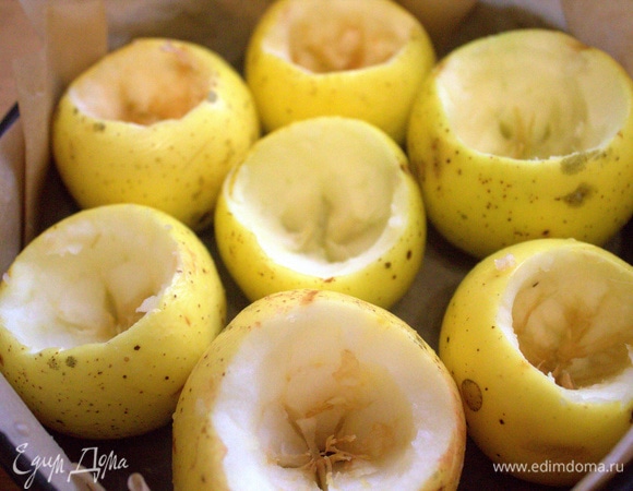 Снять с яблок крышечку и удалить серединку, семечки. Поместить в форму на пергамент.